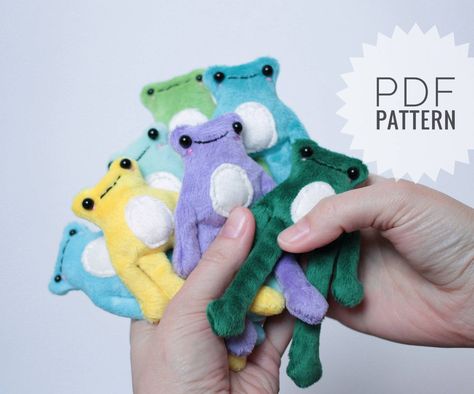 Sew Frog Pattern, Sewn Frogs, Cute Small Sewing Projects, Easy Sewing Templates, Tiny Sewing Projects, Frog Patterns To Sew, How To Sew A Frog, Diy Frog Plush, Easy Plushie Patterns