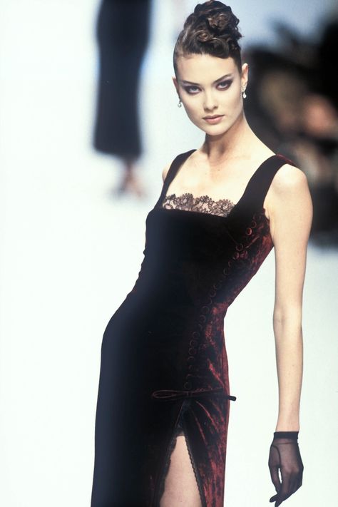 Christian Dior Runway Show FW 1996 Dior Runway 90s, Christian Dior Runway, Alena Shishkova, 00s Mode, Shalom Harlow, Models 90s, 90s Runway Fashion, Runway Fashion Couture, Runway Outfits