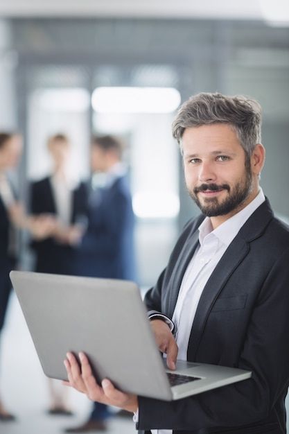 Businessman using laptop | Free Photo #Freepik #freephoto #business-laptop #businessman-laptop #business-computer #man-with-computer Laptop Advertisement, Business Headshots Women, Manage Money, Headshots Women, Photography Studio Background, Business Photoshoot, Professional Men, Business Headshots, Business Portrait