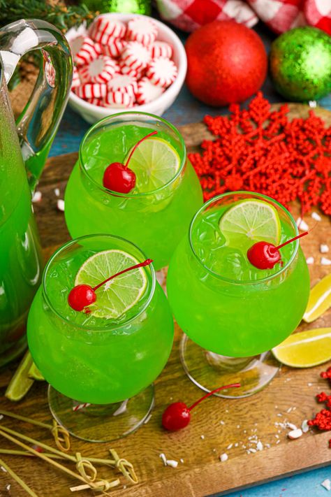 Grinch Punch - My Incredible Recipes Grinch Punch Recipe, Green Punch Recipes, Refreshing Punch, Grinch Drink, Christmas Beverages, Grinch Punch, Green Punch, Kid Friendly Drinks, Alcoholic Punch