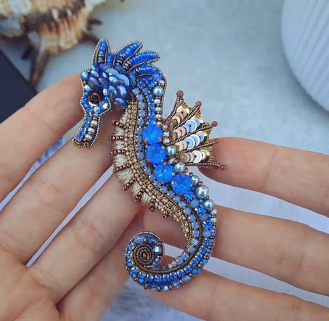 Beaded Seahorse, Seahorse Crafts, Jagua Henna, Costume Jewelry Crafts, Bead Crafts Diy, Brooch Diy, Beading Jewelery, Vintage Jewelry Art, Bead Embroidery Patterns