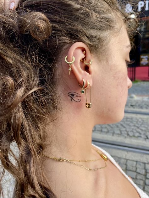 eye of a horus Eye Of Horus Tattoo Feminine, Horus Eye Tattoo, Tattoos Behind Ear, Eye Of Horus Tattoo, Eyes Of Horus, Nefertiti Tattoo, Horus Tattoo, Ear Tattoos, Inner Ear