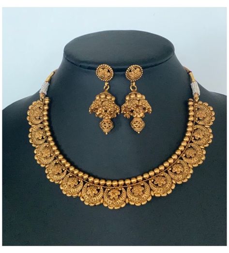 Long Mangalsutra, Indian Gold Necklace Designs, Jewellry Box, Dubai Gold Jewelry, Indian Gold Jewelry, Puri Recipes, Gold Bridal Necklace, Choker Necklace Designs, Gold Jewelry Outfits