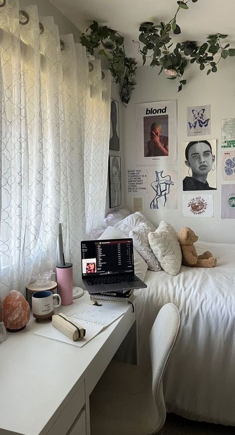 Neat Room Aesthetic, Dorm Esthetics, Room Inspo 2024, Simplistic Room Ideas, Basic Room Ideas, Cool Girl Room, Minimalist Room Ideas, It Girl Room, Room With Desk