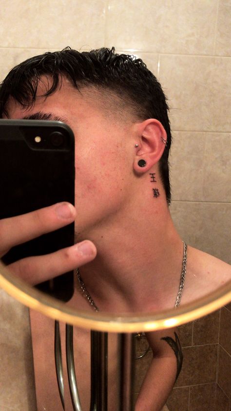 Guys With Helix Piercing, Men's Piercings Ears, Boys Earring, Small Stretched Ears, Male Piercings, Piercing Men, Men's Piercings, Outfits Paris, Piercings Earrings