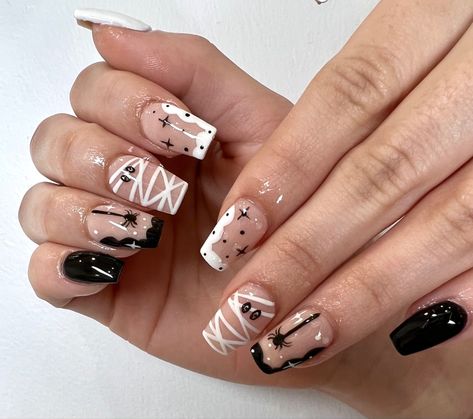 Black Mummy Nails, Fall Black And White Nails, Black N White Halloween Nails, Pink Black And White Halloween Nails, White Tip Halloween Nails, Black And Nude Halloween Nails, Mummy Nail Designs, Halloween Neutral Nails, Black And Silver Halloween Nails