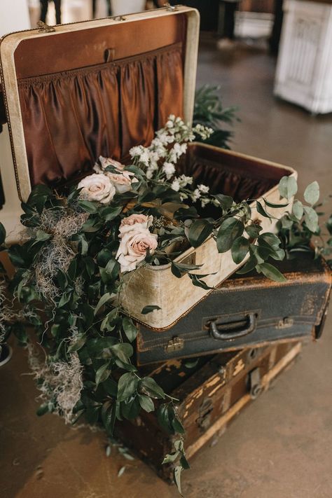 Ladder Decor For Wedding, Old Suitcase Wedding Decor, Vintage Wedding Backdrop Ideas, Antiques Wedding Decor, Vintage Farm Wedding Decor, Flowers In Suitcase, Vintage Farmhouse Wedding Decor, Vintage Stage Decor, Old School Wedding Decor