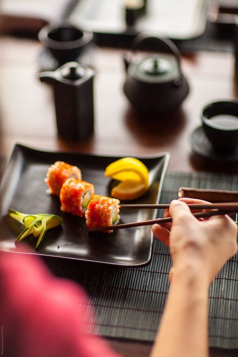 Sushi Photography Ideas, Sushi Lifestyle Photography, Japanese Food Restaurant, Sushi Restaurant Photography, Sushi Photography Instagram, Sushi Food Photography, Sushi Restaurant Aesthetic, Sushi Photoshoot, Foto Sushi