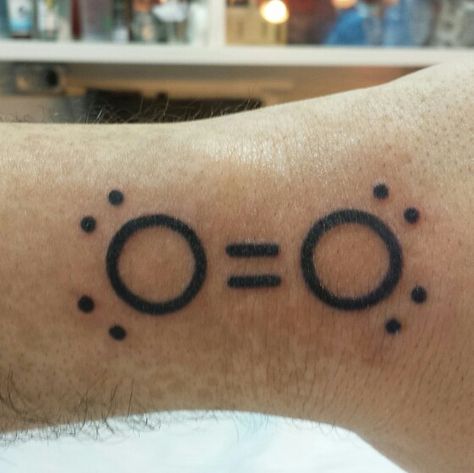 Just got my first ever tattoo and it's... an oxygen molecule tattoo! That counts as a useful chart, right? Oxygen Tattoo, Chemistry Atoms, Chemistry Tattoo, Science Tattoo, Inspiring Quote Tattoos, Science Tattoos, Logo Motion, Molecule Tattoo, Hp Tattoo