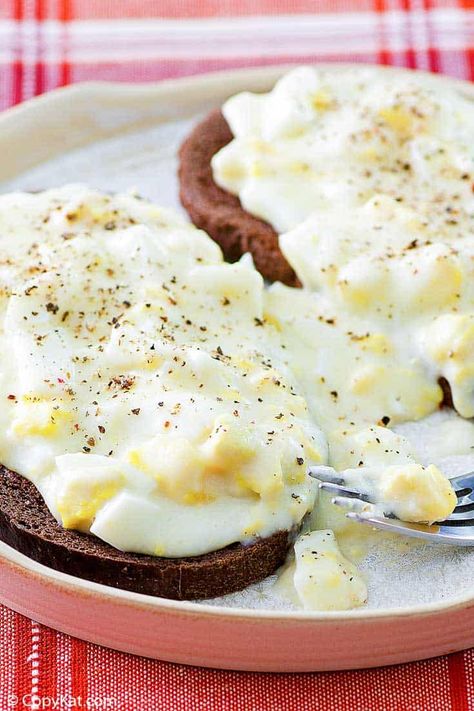 Creamed Eggs On Toast, Boiled Egg Whites, Egg And Grapefruit Diet, Eggs On Toast, Hard Boiled Egg, Christmas Morning Breakfast, Meat Free Recipes, Hard Cooked Eggs, Toasted Bread