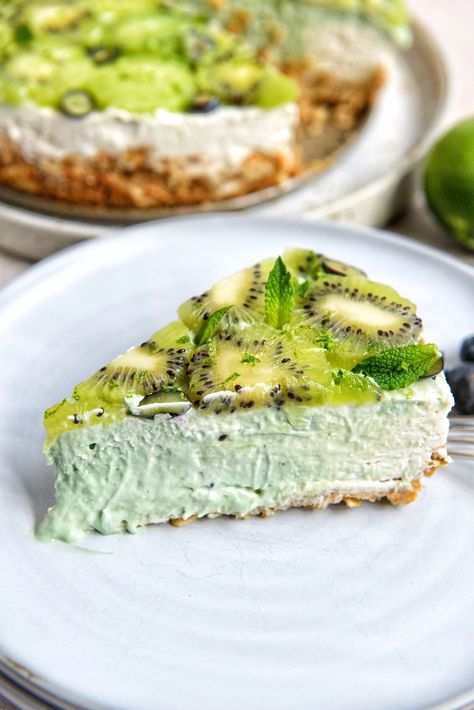 Kiwi Lime Cheesecake Kiwi Cheesecake, Kiwi Pie, Popular Pasta Recipes, Kiwi Recipes, Mothers Day Desserts, Lime Pie Recipe, Lime Cheesecake, Sugar Free Vegan, Pies Maker