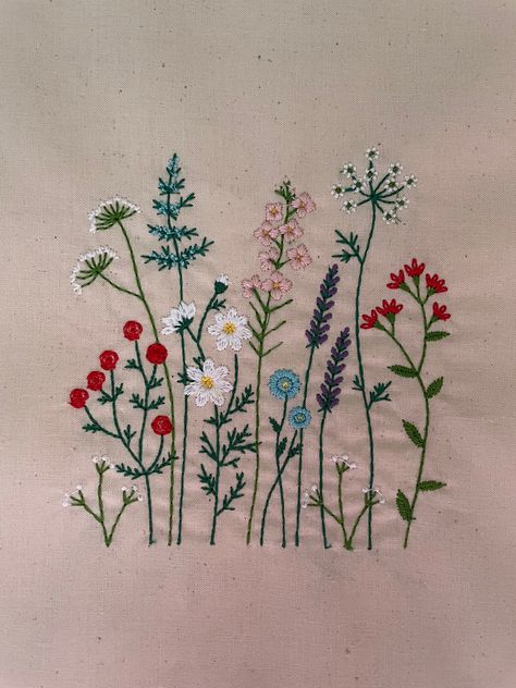 Silk Ribbon Embroidery Patterns C79 Machine Embroidered Flowers, Embroid Flower, Embroidery Tote Bag Design, Embroidered Wildflowers, Embroided Flowers, Tote Bag Embroidery, Embroidery Floss Crafts, Nature Embroidery, Designs Aesthetic