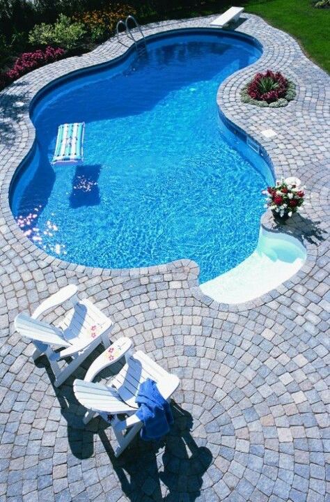 Love this pool! Stone Pool Deck, Ideas De Piscina, Pool Decking, Swimming Pool Decks, Stone Pool, Small Swimming Pools, Small Pools, Building A Pool, Dream Pools