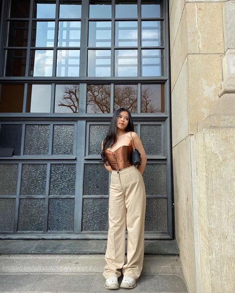 Brown Top Cream Pants, Brown Top Outfit Aesthetic, Brown Cami Outfit, Brown Corset Top Outfit, Beige Pants Outfit Aesthetic, Brown Top Outfit Ideas, Outfits With Beige Pants, Brown Crop Top Outfit, Brown Pants Outfit Aesthetic