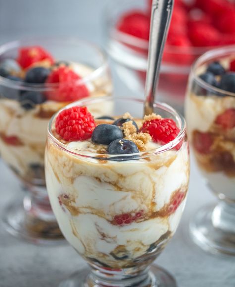 Vanilla Greek Yogurt Parfait, Individual Yogurt Parfait Cups, Yogurt Parfaits For Brunch, Breakfast Parfait Bar, Holiday Chocolate Desserts, Easy Yogurt Parfait, Yogurt Parfait Cups, Breakfast Yogurt Parfait, Raspberry Cream Pies