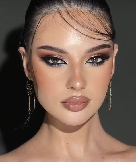 Prom Makeup Navy Blue, Night Makeup Brown Eyes, Graduation Eye Makeup, Fall Makeup 2023, Arab Makeup Looks, Colorful Glam Makeup, Makeup Looks For Graduation, Dark Blue Makeup Looks, Arabic Makeup Looks