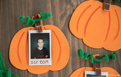 Fall Picture Crafts For Kids, Fall Crafts For Classroom Party, Halloween Craft With Kids Picture, Fall Photo Craft Preschool, Halloween Picture Craft, Pumpkin Frame Craft, Halloween Photo Craft, Fall Activities For Seniors, Turtle Classroom