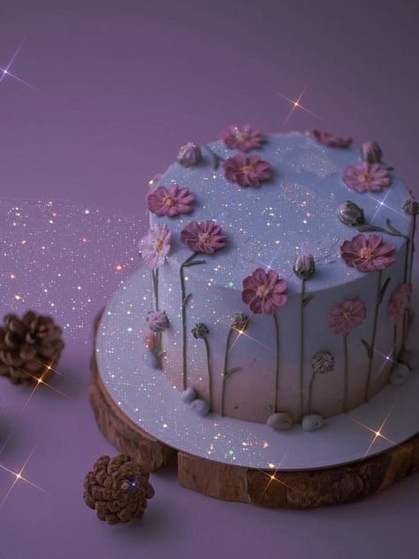 Glitter Cake Aesthetic, Glitter Cake Birthday Sparkle, Golden Birthday Cakes, Sparkly Cake, Glitter Birthday Cake, Aesthetic Desserts, Bling Cakes, Sparkle Cake, Sparkle Birthday