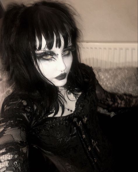 Goth People, Dark Gothic Fashion, Trad Goth Makeup, Traditional Goth, Goth Fits, Gothic Culture, Goth Subculture, Gothic Hairstyles, Trad Goth