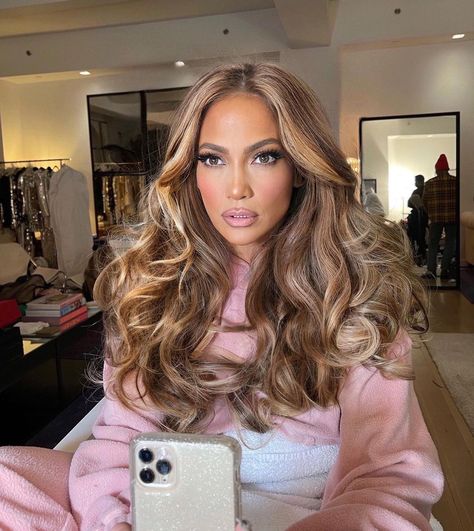 24 Best Hair Color Trends and Ideas for 2021 | Glamour Jlo Hair, Celebrity Hair Colors, Fall Hair Color For Brunettes, Hair Extensions Best, Celebrity Hair Stylist, Hair Fall, Hair Inspiration Color, Hair Inspo Color, Cool Hair Color