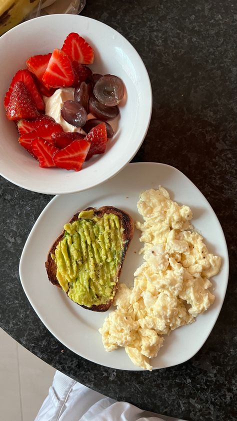 breakfast ideas 
high protein
Calorie deficit 
Bread
Avocado 
Eggs
Greek yogurt
Strawberry
Aesthetics Calorie Deficit Breakfast Recipes, 150 Calorie Breakfast, Calorie Deficit Aesthetic, Calorie Deficit High Protein, Calorie Deficit Breakfast, Deficit Meals, Healthy Fridge, Meal Planning Menus, Snacks To Make