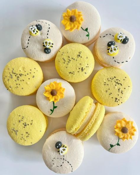 Mona Lisa Macarons, LLC on Instagram: "could this Mother’s Day set BEE 🐝 any cuter???  (lemon & almond honey 🤗)   this and many more will BEE (I can’t stop!) at the Mother’s Day Pop-Up this Thursday!   head to my stories or bio to grab the link to claim yours NOW! limited quantities available   🌻 🐝🌻🐝🌻   #cltglutenfree #mothersdaygiftideas #cltmom #fortmillmoms #cltbaker #macaronart #honeyalmond #lemonpoppyseed #frenchmacaronstagram #selftaughtbaker #beedesserts" Bee Macarons, Bee Baby Shower Theme, Honey Almonds, Yellow Theme, Lemon Poppyseed, French Macarons, Bee Theme, Baby Shower Themes, Cake Designs