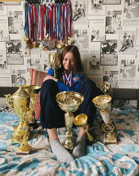 School Medals Aesthetic, Medals Aesthetic, Sports Medal Display, Swimming Motivation, Manifesting Vision Board, Sports Medals, Award Display, Trophies And Medals, Career Vision Board