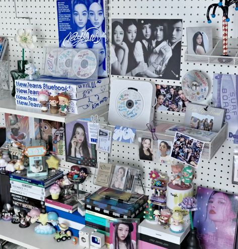 Merch Room Ideas, Desk Organization Kpop, Newjeans Room, Kpop Organization, Kpop Fan Aesthetic, Kpop Shelves, Kpop Desk Setup, Pin Board Ideas, Kpop Desk