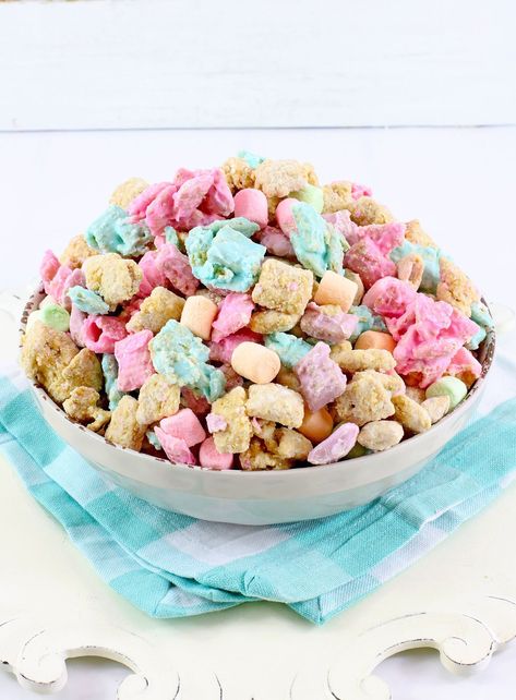 This sweet and nutty Easter Puppy Chow is a delicious blend of Chex cereal, white almond bark, peanut butter, butter, vanilla, sugar, and mini marshmallows. Easter Bunny Chow, Easter Puppy Chow, Best Easter Desserts, Jello Easter Eggs, Easter Deserts, Bunny Chow, White Almond Bark, Lamb Cake, Purple Food Coloring