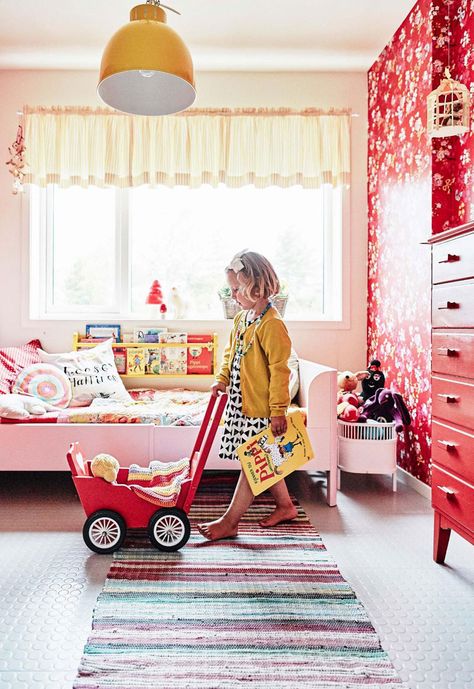 Girls' Rooms with Red Accents - by Kids Interiors Girls Bedroom Red, Red Kids Rooms, Red Accent Wall, Red Bedroom, Pink Inspiration, Kids Room Inspiration, Bedroom Decorating Ideas, Bedroom Red, Red Rooms