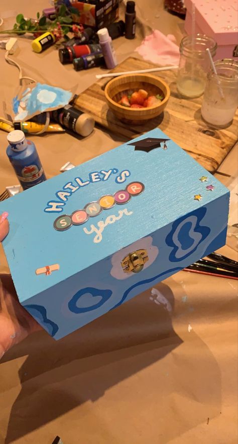 Best Friend Memory Box Ideas, Middle School Memory Box Ideas Diy, Senior Boxes High Schools, High School Shoe Box Memories, Shoe Box Painting Ideas Aesthetic, Senior Year Memory Box Ideas Diy, Memory Box Design Ideas, College Memory Box Ideas, Memory Box Ideas Aesthetic