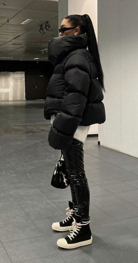 Oversized Puffer Jacket Outfit, Puffer Jacket Outfit Oversized, Aesthetic Outfits For Fall, Women Puffer Jacket, Best Puffer Jacket, Moncler Jacket Women, Winter Outfit Casual, Nails 2023 Gel, Winter Outfits Fashion