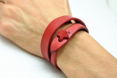 braceletcool Leather Bracelet Clasp Ideas, Leather Strap Bracelet, Leather Napkin Rings, Simple Leather Bracelet, Red Leather Bracelet, Leather Accessories Handmade, Leather Jewelry Diy, Leather Scrap, Leather Jewels