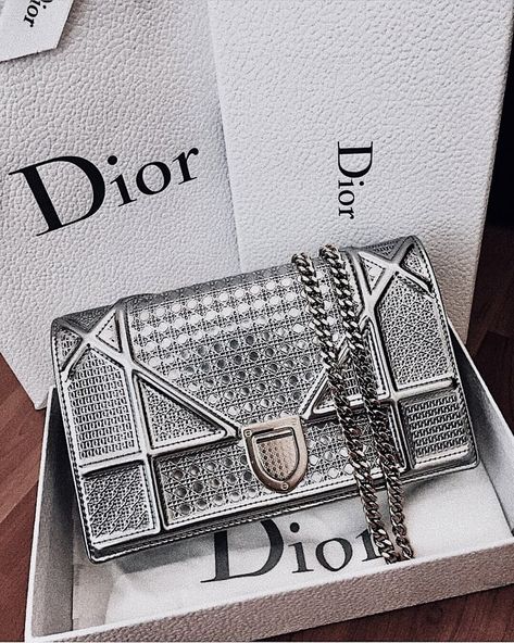 #handbag #bags #dior #accessories #silver #details #accessorize #designer #purse #fashion  https://weheartit.com/entry/326794966 Dior Purse, Bag Obsession, Girly Bags, Perfect Handbag, Luxury Purses, Fancy Bags, Burberry Handbags, Purses Designer, Cute Bags