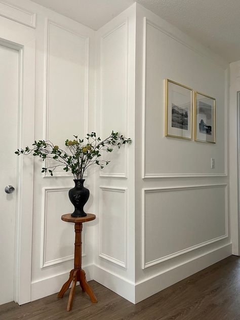 French Hallway, Ruangan Studio, Wall Molding Design, Green Hallway, Frame Molding, Colour Hallway, Upstairs Hallway, Entrance Modern, Entrance Interior