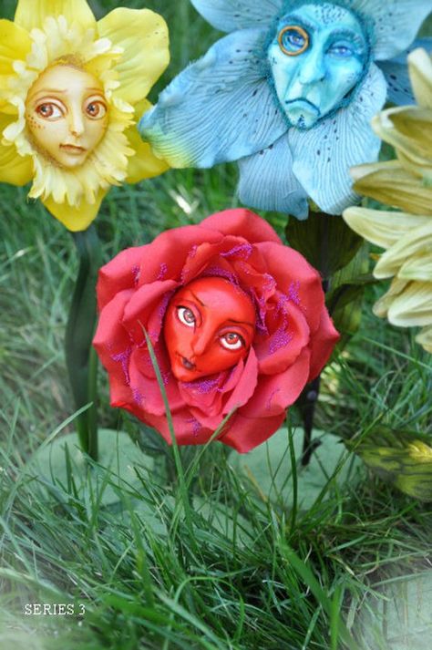 Alice in Wonderland Talking Flowers Series 3 "Quirky Red Rose" By Sutherland Alice In Wonderland Talking Flowers, Flowers With Faces, Flower Character, Talking Flowers, Halloween Alice In Wonderland, Alice In Wonderland Garden, Alice In Wonderland Room, Alice In Wonderland Doll, Alice In Wonderland Flowers