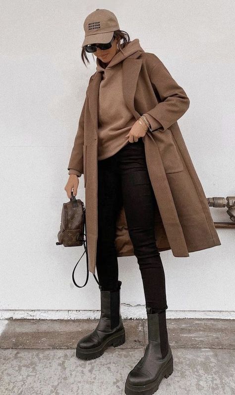 Nyc Fall Outfits, Chelsea Boots Outfit, Stylish Leather Jacket, Winter Boots Outfits, Winter Fashion Outfits Casual, Paris Mode, Winter Outfit Inspiration, Brown Coat, Winter Mode