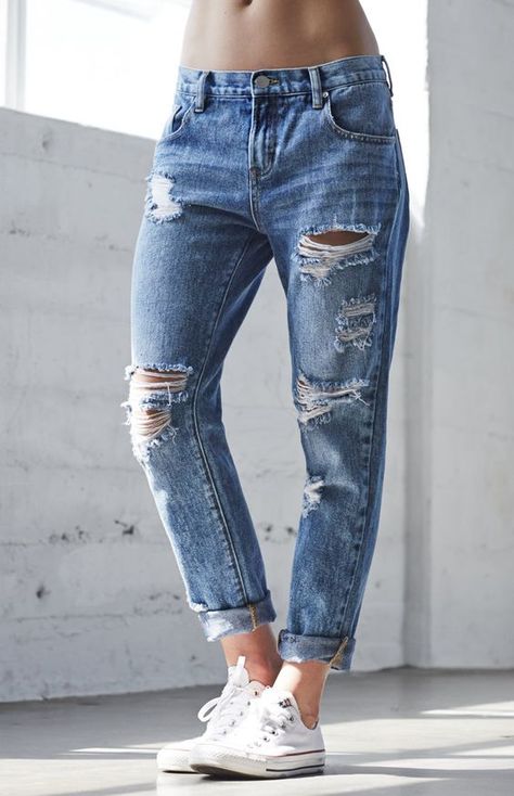 Si tienes unos boyfriend jeans que nunca sacaste del clóset porque no sabes cómo combinar, o si aún guardas esos pantalones que te quedan demasiado holgados y no te pones porque crees que pasaron de moda, ¡desempólvalos! Todavía los puedes usar… Cute Ripped Jeans Outfit, Cute Ripped Jeans, Ripped Jeans Outfit, Jeans Trend, Mode Shoes, Looks Jeans, Trendy Swimwear, Boyfriend Jean, Outfit Jeans