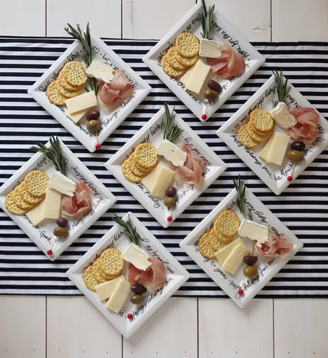 Mini Holiday Cheese Plates. - DomestikatedLife Cheese Board Individual, Mini Cheese Board Boxes, Mini Individual Charcuterie Board, Mini Charcuterie Board To Go, Voorgeregte Idees, Individual Cheese Boards, Individual Charcuterie Plates, Mini Cheese Platter, Cheese Plate Ideas