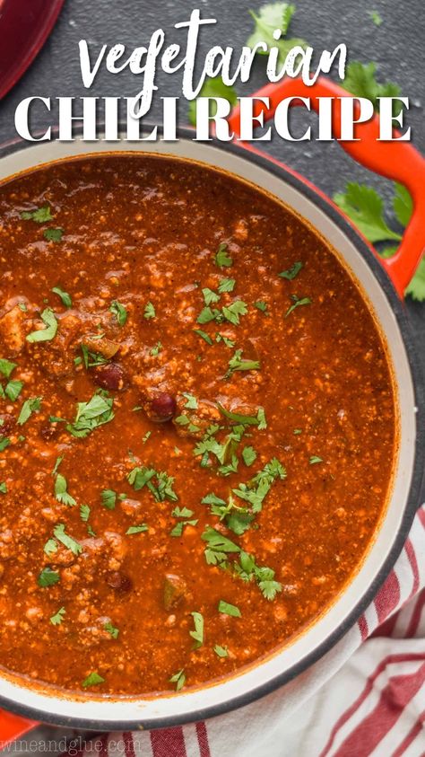 This Vegetarian Chili Recipe is a delicious vegan spin on your favorite chili recipe. Full of healthy ingredients, this is a great recipe that even meat eaters will love! Meatless Chili Recipe, No Meat Chili Recipe, Vegan Chilli Recipe, Recipe With Zucchini, Chili Vegetarian, Tofu Chili, Vegetarian Chilli, Meatless Chili, Vegan Chili Recipe