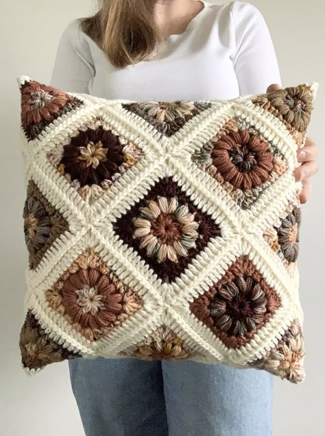 Crochet Steps, Granny Square Pillow, Wire Crochet Necklace, Ideas For Crochet, Crochet Pillow Cover, Crochet Cowl Pattern, Vintage Crochet Patterns, Wire Crochet, Crochet Amigurumi Free Patterns