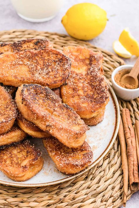 Torrijas (Spanish French Toast) Spanish Breakfast, Spanish Desserts, French Toast Breakfast, Spanish Recipes, Spanish Dishes, Stale Bread, Sweet Wine, French Toast Recipe, Spanish Food