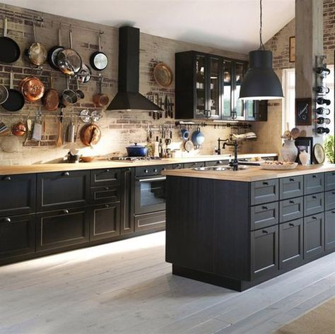 15 Beautiful Black Kitchens /// The Hot New Kitchen Color - Page 13 of 17 - The Cottage Market Kitchen With Black Cabinets, Dapur Ikea, Ikea Deco, Model Dapur, Best Kitchen Cabinets, Kabinet Dapur, Black Kitchen Cabinets, Kitchen Color, Black Cabinets