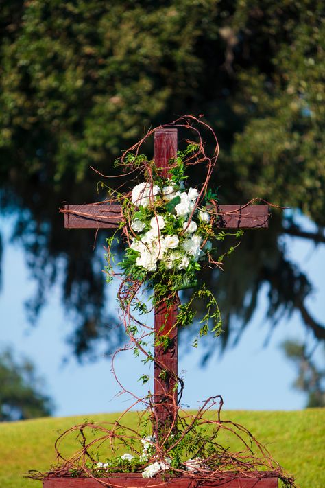 Photography: Hunter McRae Photography - huntermcraephotography.com Floral Design: A Floral Affair - afloralaffairhhi.com Event Planning: Embellished Events - embellishedweddings.com  Read More: http://www.stylemepretty.com/little-black-book-blog/2014/01/22/8-tips-to-beautiful-wedding-flowers-on-a-small-budget/ Easter Floral Arrangement, Grave Flowers, Altar Flowers, Cemetery Decorations, Grave Decorations, Wedding Cross, Church Flower Arrangements, Beautiful Wedding Flowers, Cemetery Flowers