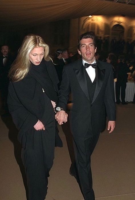 Caroline Bessette, Carolyn Bessette, Jfk Jr, Moda Vintage, Video Editor, Looks Vintage, New Yorker, Style Icon, Style Icons