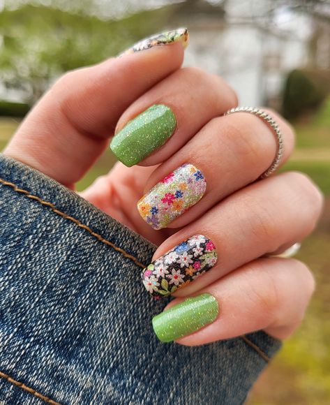 Daisy me rolling & Thyme to go Mixed Mani, Street Nails, Color Street Nails, Color Street, Thyme, Nail Ideas, Gel Nails, Beauty Hacks, Blue Green