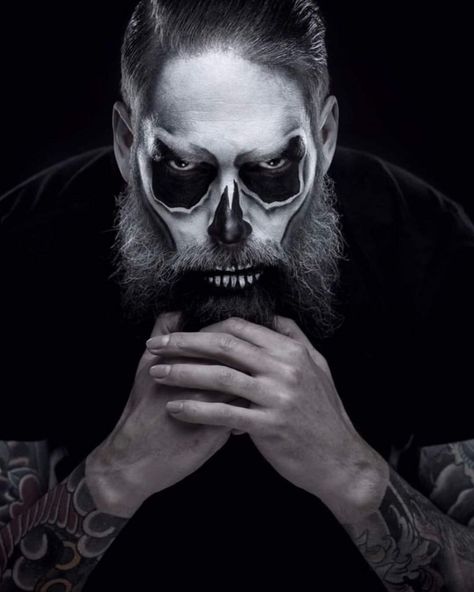 Skull Makeup Beard, Mens Halloween Makeup, Beard Makeup, Zombie Make Up, Halloween Beard, Halloween Hombre, Halloween Makeup Clown, Skull Face Paint, Zombie Halloween Costumes