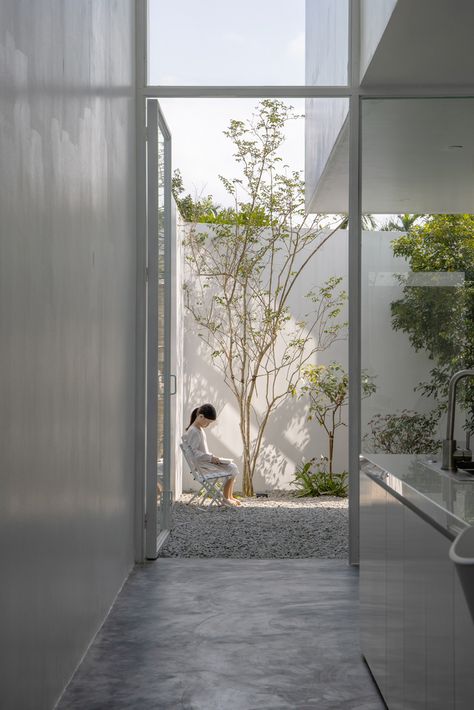 Gallery of Kim Long House / BHA studio - 11 Long Houses, Vietnam Architecture, Vietnam House, Japanese Courtyard, Interior Courtyard, Tiny House Cottage, Shigeru Ban, Garden Houses, Long House