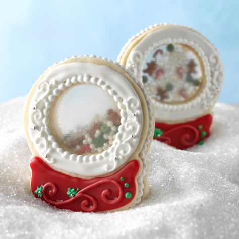 Snow Globe Keepsake Cookies Isomalt Snow Globe Cookies, Christmas Cookie Snow Globe, Christmas Snow Globe Cookies, Snowglobe Christmas Cookies, Shaker Cookies Christmas, Snow Globe Cookies How To Make, Edible Snow Globes, Prettiest Christmas Cookies, Snow Globe Cookies Decorated