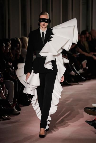 Geometric Fashion, Runway Fashion Couture, Draping Fashion, 2024 Style, Weird Fashion, Futuristic Fashion, Avant Garde Fashion, Fashion Inspiration Design, Fashion Design Sketches